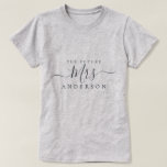 Future Mrs. Chic Script Individuelle Name Bride zu T-Shirt<br><div class="desc">Zukünftige Frau moderne individuelle Name T - Shirt mit dem Text Mrs. in schwarz elegante Drehkalligraphie. Fügen Sie einfach den verheirateten Namen der Braut hinzu und das perfekte Brautparty Geschenk ist für Sie bereit zu geben. Exklusiv für Sie entworfen von Happy Dolphin Studio.</div>
