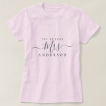 Future Mrs. Chic Script Individuelle Name Bride zu T-Shirt<br><div class="desc">Zukünftige Frau moderne individuelle Name rosa T - Shirt mit dem Text Frau in schwarz elegante Drehkalligraphie. Fügen Sie einfach den verheirateten Namen der Braut hinzu und das perfekte Brautparty Geschenk ist für Sie bereit zu geben. Exklusiv für Sie entworfen von Happy Dolphin Studio.</div>