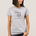 Future Mrs Individuelle Name Wedding Shirt<br><div class="desc">Future Mrs Individuelle Name Wedding Shirt - Custom wedding Shirt zeigt moderne Skripttypografie und ist personalisiert mit Ihrem zukünftigen Nachnamen. Schriftart wird mit einem Verlobung-Ring betont. Die Farbe Rosa ist in Rosa gehalten,  Sie können jedoch Ihren Stil und Ihre Farbe im Shirt auswählen.</div>