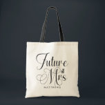 Future Mrs. Individuelle Name Wedding Tote Bag Tragetasche<br><div class="desc">Zukünftige Frau Individuelle Name Wedding Tote Bag - Custom Tote Tasche bietet moderne Skripttypografie und ist mit Ihrem zukünftigen Nachnamen personalisiert. Schriftart wird mit einem Verlobung-Ring betont. Schwarz-Weiß dargestellt.</div>