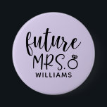 Future Mrs Junggeselinnen-Abschied Button<br><div class="desc">Feiern Sie Ihre bevorstehende Hochzeit mit diesem "Future Mrs." Button mit Ihrem zukünftigen Nachnamen.</div>