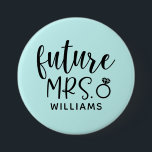 Future Mrs Junggeselinnen-Abschied Button<br><div class="desc">Feiern Sie Ihre bevorstehende Hochzeit mit diesem "Future Mrs." Button mit Ihrem zukünftigen Nachnamen.</div>