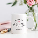 Future Mrs Personalisiert Black Script Name Weddin Kaffeetasse<br><div class="desc">Die Tasse "Future Mrs." für Hochzeitskaffee in der Muttersprache ist mit modernen schwarzen Schriftzeichen personalisiert,  die mit dem verheirateten Nachnamen und dem Hochzeitstermin der Braut werden können. Enthält einen niedlichen rosa Herzinfarkt. Das ist die verlobte Braut!</div>