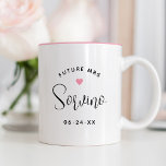 Future Mrs Personalisiert Black Script Name Weddin Zweifarbige Tasse<br><div class="desc">Die Tasse "Future Mrs." für Hochzeitskaffee in der Muttersprache ist mit modernen schwarzen Schriftzeichen personalisiert,  die mit dem verheirateten Nachnamen und dem Hochzeitstermin der Braut werden können. Enthält einen niedlichen rosa Herzinfarkt. Das ist die verlobte Braut!</div>