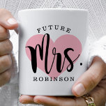 Future Mrs. Pink Heart Custom Wedding Monogram Kaffeetasse<br><div class="desc">Personalisierte Kaffee-Tasse für die Zukunft Frau verfügt über ein modernes,  schwarzes Drehbuch mit eigenem Nachnamen und einem hübsch rosa Hintergrundbild.</div>
