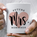 Future Mrs Rose Gold Heart Custom Wedding Monogram Kaffeetasse<br><div class="desc">Personalisierte Kaffee-Tasse für die Zukunft Frau verfügt über ein modernes,  schwarzes Drehbuch mit eigenem Nachnamen und einem Rose-Gold-Hintergrund.</div>