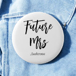 Future Mrs Schwarz-weiß Calligraphy Button<br><div class="desc">Zukünftige Frau Button mit Text Future Mrs. in Black and White. Karo unten in unserer Shop-Kollektion für passende Artikel.</div>