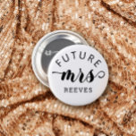Future Mrs Typography Wedding Button<br><div class="desc">Ein Knopf für die Braut,  um mit zukünftigen Mrs und Ihr bald Nachname geschrieben in einem minimalistischen Typografie-Design mit einem charmanten kühnen Drehbuch für die Mrs.</div>