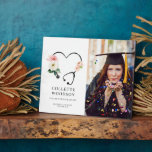 Future Nurse Abschluss Memento Foto Fotoplatte<br><div class="desc">Ein modernes,  einzigartiges und elegantes Aquarellblau,  rosa,  blühendes Stethoskop in Herzform,  und das Grader Foto für eine geschlossen Bildpflegesymnastik. Ein großartiges Geschenk für den Absolvent.</div>