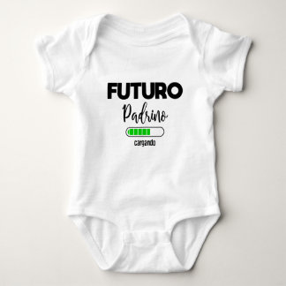Futuro padrino cargando baby strampler