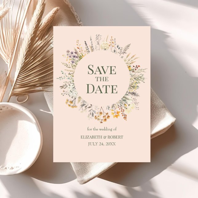 Fuzz Wasserfarben-Wildblumen Save the Date Einladung (Peach Fuzz Watercolor Wildflowers Save The Date Invitation on a table with boho decor and dry flower)