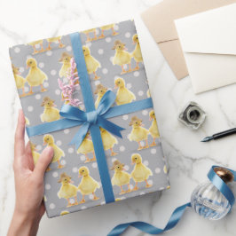 Fuzzy Duckling Couple auf Polka Docks Geschenkpapier