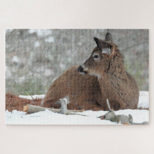 Fuzzy White Tails Hirsch Fawn ruht im Schnee Puzzle