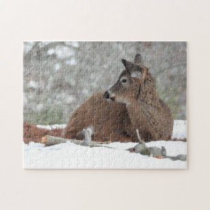 Fuzzy White Tails Hirsch Fawn ruht im Schnee Puzzle