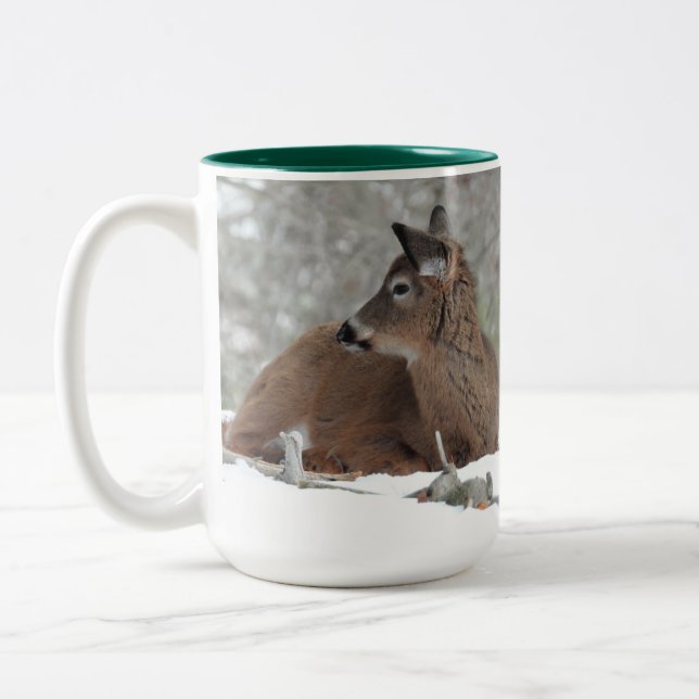 Fuzzy White Tails Hirsch Fawn ruht im Schnee Zweifarbige Tasse (Links)