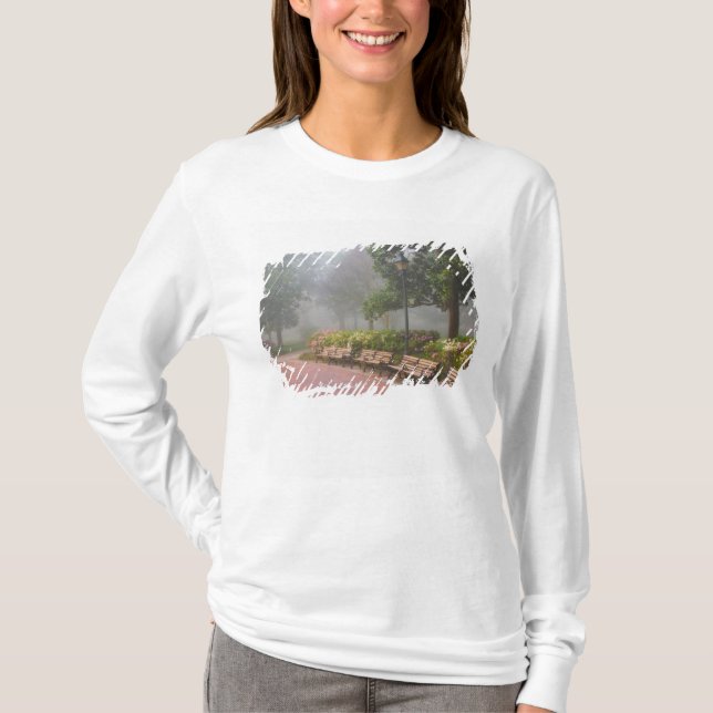 GA Savannah, Azaleas entlang der Backsteinstraße u T-Shirt (Vorderseite)