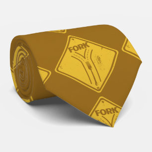 Gabel auf der Straße lustiges Verkehrszeichen Krawatte