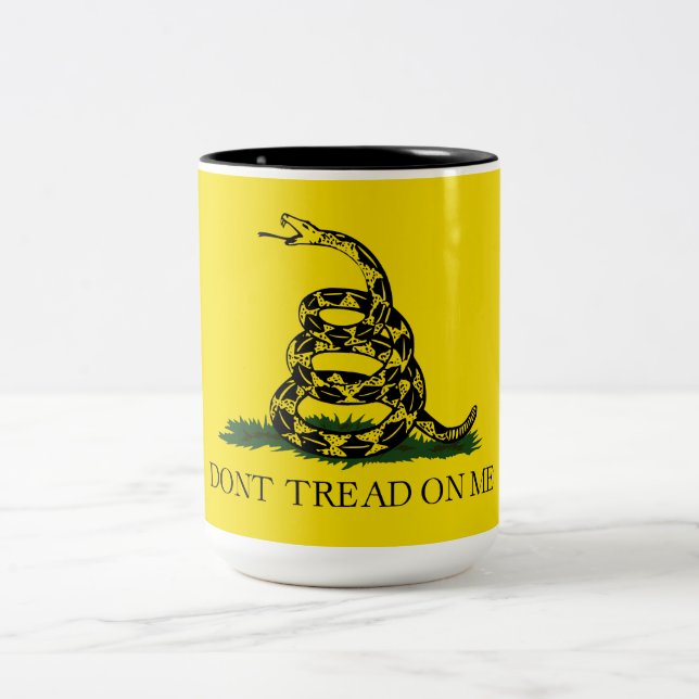 Gadsden Flag (Don't Tread on Me) (Schlangenflagge) Zweifarbige Tasse (Mittel)