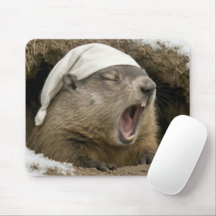 Gähnender Waldmurmeltier mit Nachthaube Mousepad