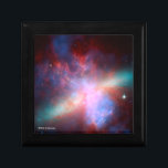Galaxie M82 Erinnerungskiste<br><div class="desc">Dieses Bild zeigt eine atemberaubende Ansicht einer Sternexplosiongalaxie, die durch Raumteleskope produziert wird. M82 ist eine Galaxie ungefähr 12 Million Lichtjahre von der Erde, die eine Explosion der Sternentstehung durchmacht. Röntgenstrahlen Chandra (vom blauen) Showgas, das weg von der Scheibe der Galaxie als Prämie der Sterne gesprengt wird, ist geboren. |...</div>