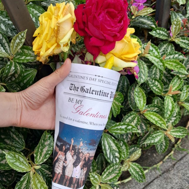 Galentines Day Newspaper Blume Bouquet Lips Geschenkpapier (Galentines Day Newspaper Flower Bouquet Lips Wrapping Paper)