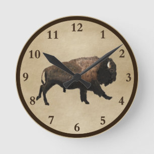 Galloping Bison auf altes Papier Runde Wanduhr