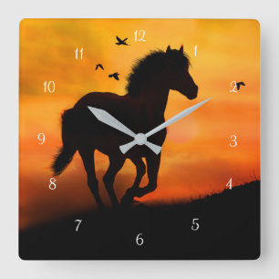 Galloping Pferd und Vögel im Sonnenuntergang Quadratische Wanduhr