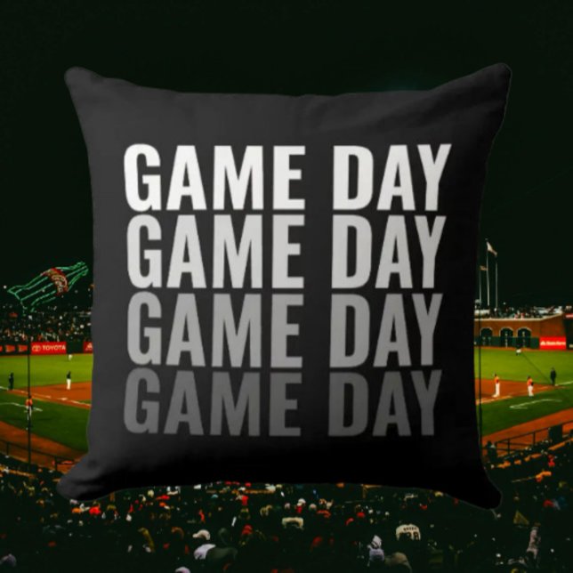„Game Day Repeat“ Kissen mit Bold-Muster und Wurfk (Von Creator hochgeladen)
