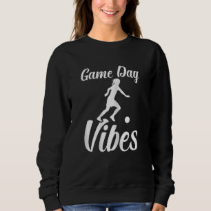 Game Day Vibes Verteidiger Mädchen Kicking Ball So Sweatshirt
