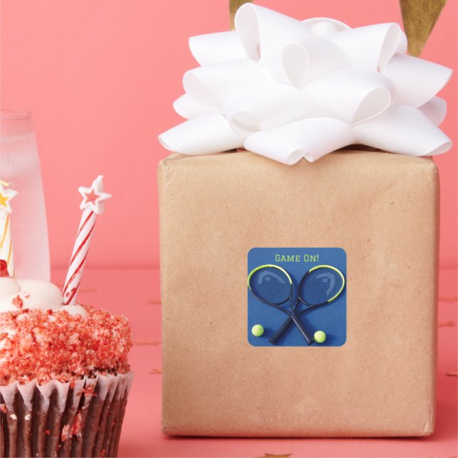 "Game On" Blue Rackets and Balls Tennis Quadratischer Aufkleber (Party)