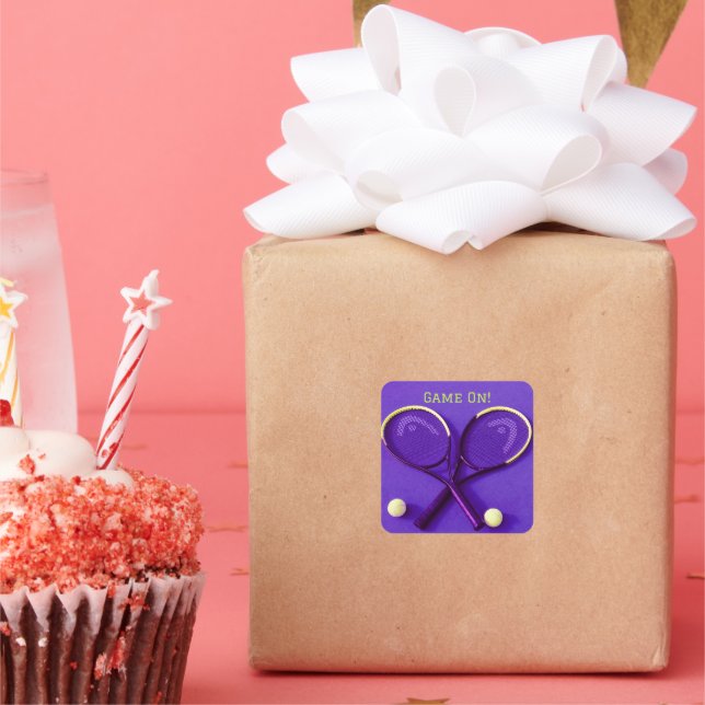 "Game On" Lila Rackets und Balls Tennis Quadratischer Aufkleber (Party)
