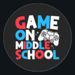 Game On Middle School Grade Funny Birthday Gaming Runder Aufkleber<br><div class="desc">Lustige Sprüche "Game On Middle School" Funny Video Game Birthday Gaming farbenfrohe Design. Unser Design "Game On Middle School". Ideal für Fußball-Briefmarken, clevere Schüler und kleine Gamer, es ist ein niedliches und cooles Outfit für Schultag, Party, Geburtstage. Lassend Jungs und Mädchen zeigen ihre Spielfähigkeiten mit einem Waschbecken und einem Spritzer...</div>