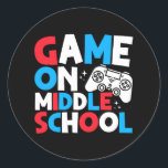 Game On Middle School Grade Funny Birthday Gaming Runder Aufkleber<br><div class="desc">Lustige Sprüche "Game On Middle School" Funny Video Game Birthday Gaming farbenfrohe Design. Unser Design "Game On Middle School". Ideal für Fußball-Briefmarken, clevere Schüler und kleine Gamer, es ist ein niedliches und cooles Outfit für Schultag, Party, Geburtstage. Lassend Jungs und Mädchen zeigen ihre Spielfähigkeiten mit einem Waschbecken und einem Spritzer...</div>