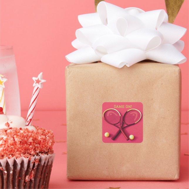 "Game On" Pink Rackets and Balls Tennis Quadratischer Aufkleber (Party)