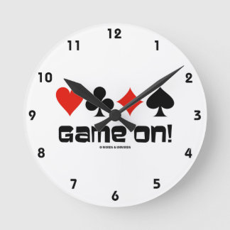 Game On! (Vier Card-Anzug) Runde Wanduhr