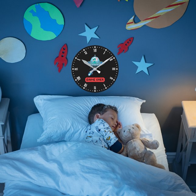 'Game Over' Alien Flying UFO-Raumschiff, Pixel Art Runde Wanduhr (Von Creator hochgeladen)