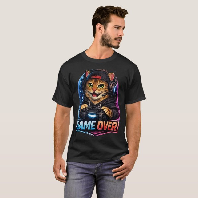 GAME OVER Cat T-Shirt – Neon Gaming Cat Controller (Vorne ganz)