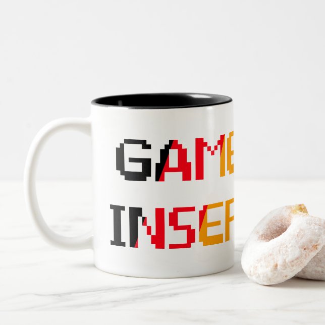 Game Over Insert Coin Zweifarbige Tasse (Mit Donut)