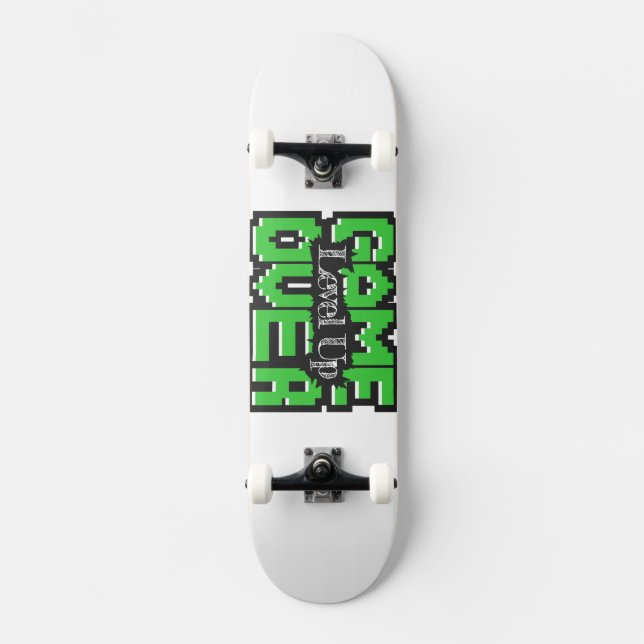 Game Over, Level Up: Pixelige Retro-Spielwelt Skateboard (Vorderseite)