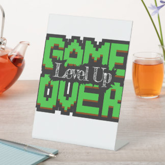 Game Over, Level Up: Pixelige Retro-Spielwelt Sockelschild