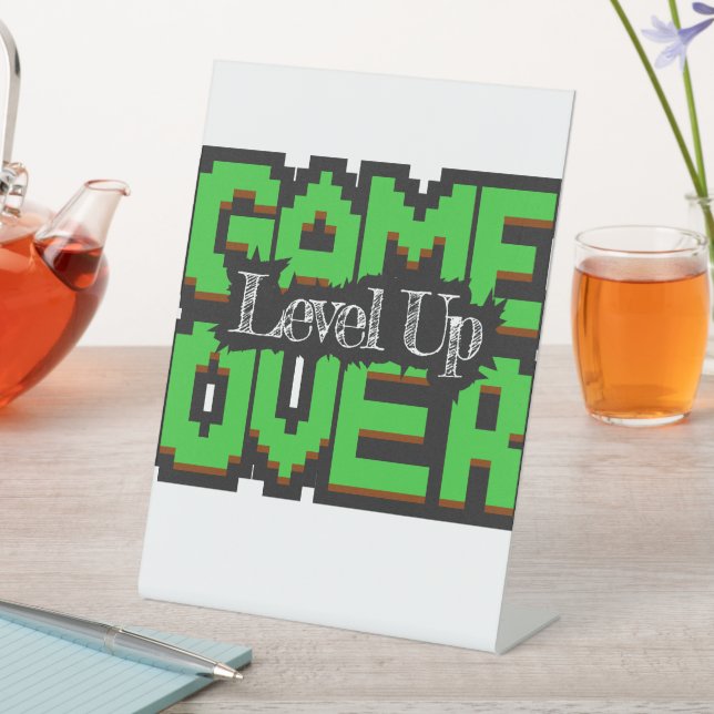Game Over, Level Up: Pixelige Retro-Spielwelt Sockelschild (In Situ)