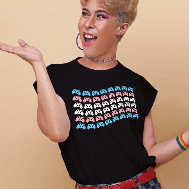 Game-Videospielcontroller Transgender-Preis-Flag T-Shirt (Mockup of LGBT youth wearing t-shirt. Photo by our-team on Freepik )