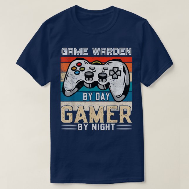 Game Warden by day Gamer by night Video Gaming Fan T-Shirt (Design vorne)