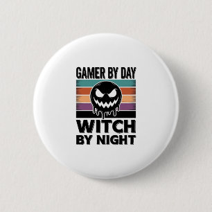 Gamer bei Tag, Hexe bei Nacht Retro Halloween-Desi Button