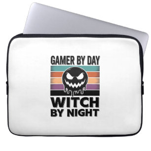 Gamer bei Tag, Hexe bei Nacht Retro-Halloween-Desi Laptopschutzhülle