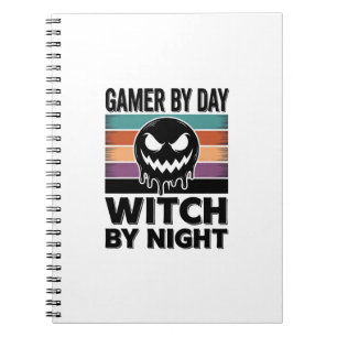 Gamer bei Tag, Hexe bei Nacht Retro-Halloween-Desi Notizblock