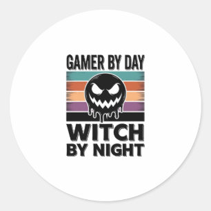 Gamer bei Tag, Hexe bei Nacht Retro-Halloween-Desi Runder Aufkleber