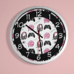 Gamer Girl Pink und Black Uhr<br><div class="desc">Gaming thematische Uhr mit rosa,  grau und schwarz Grafiken wie Kopfhörer,  Controller und Text-Level hoch.</div>