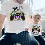 Gamer Vater Est Date Gaming Pater KinderMatch T-Shirt<br><div class="desc">Individuell gestaltbarer "Gamer Papa" mit dem festgelegten Datum für die Zuordnung von Outfits für einen Vater und ein Kind mit einem Imitat neon Retro-Gaming-Controller.</div>
