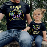Gamer Vater Est Date Gaming Pater KinderMatch T-Shirt<br><div class="desc">Individuell gestaltbarer "Gamer Papa" mit dem festgelegten Datum für die Zuordnung von Outfits für einen Vater und ein Kind mit einem Imitat neon Retro-Gaming-Controller. Finden Sie ein passendes Kinderdesign "Daddy's Gaming Buddy" in meiner Sammlung "Daddy and me Match Designs".</div>